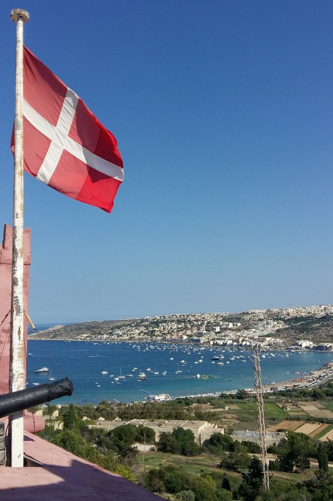 Powiewająca flaga Zakonu Maltańskiego