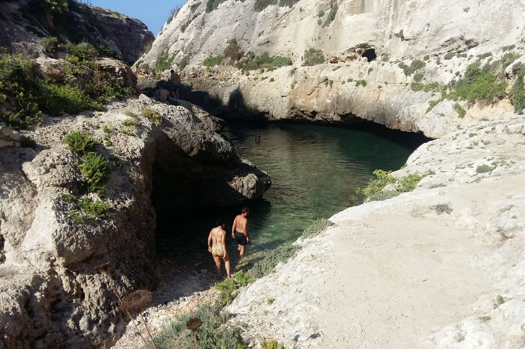 Tak wygląda Wied il-Għasri z perspektywy plażowiczów.