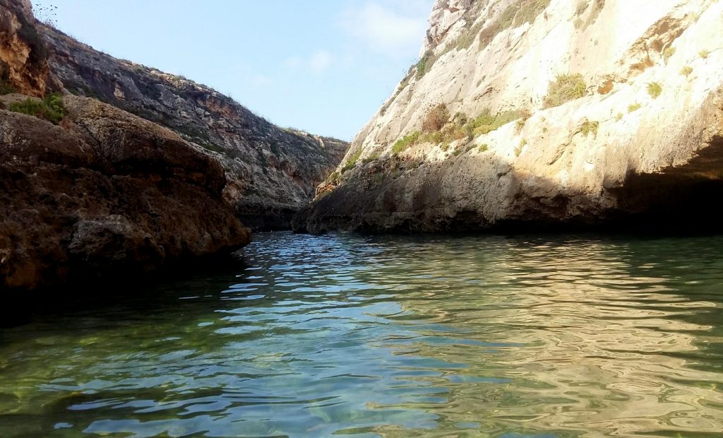 Tak wygląda Wied il-Għasri z perspektywy plażowiczów.