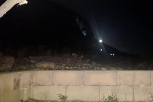 światełka na klifie wigok z parkingu ghar lapsi