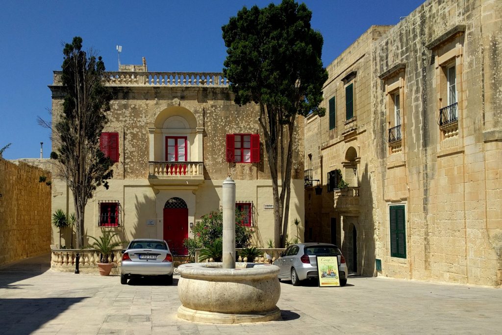 Mdina Malta Mdina aż do XVI wieku była stolicą Malty. W roku 1571 z inicjatywy przybyłego na wyspę zakonu joannitów, stolica została przeniesiona na wybrzeże, do Valletty.