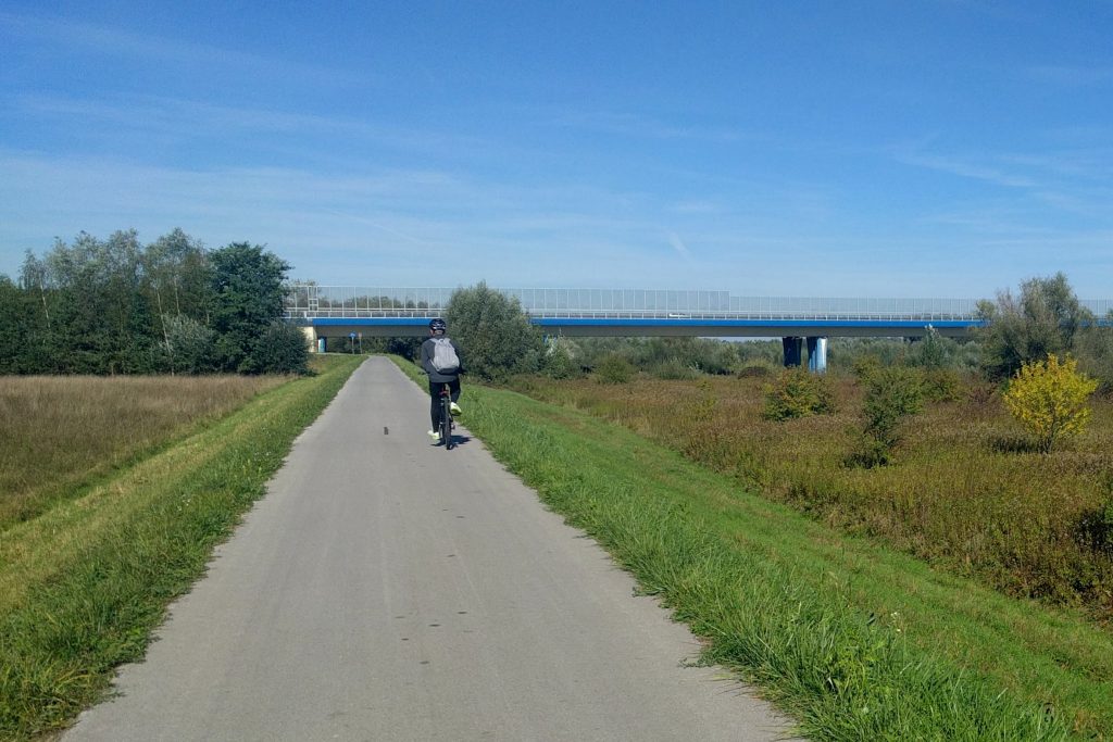Trasa rowerowa wzdłuż Dunajca Velo Dunajec pod autostradą