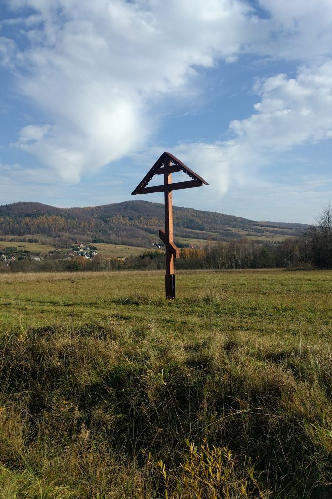 Prawosławny krzyż w drodze na górę Jawor