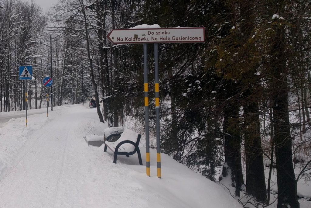 Kuźnice. Odbijamy prosto do wejścia na nasz szlak- urokliwą miejską ścieżką.