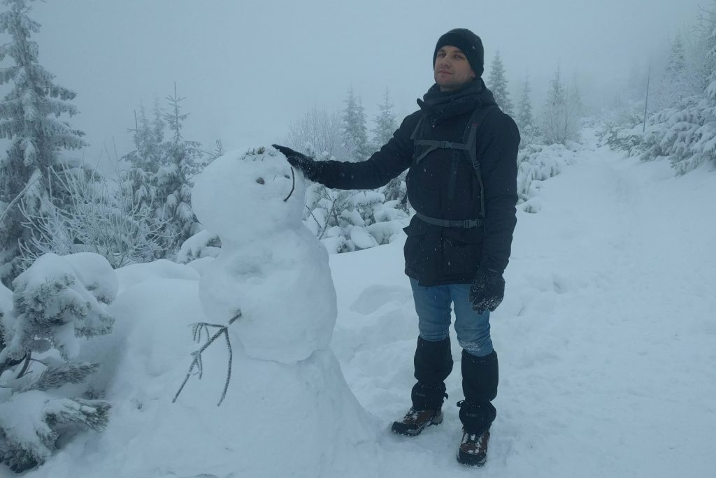 Tatry zimą. Towarzysz z fajką niedaleko Murowańca.