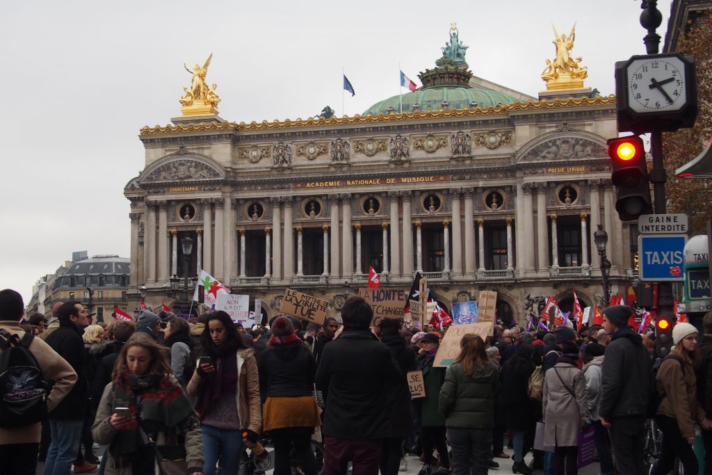 Paryż - Protest pod Operą Narodową