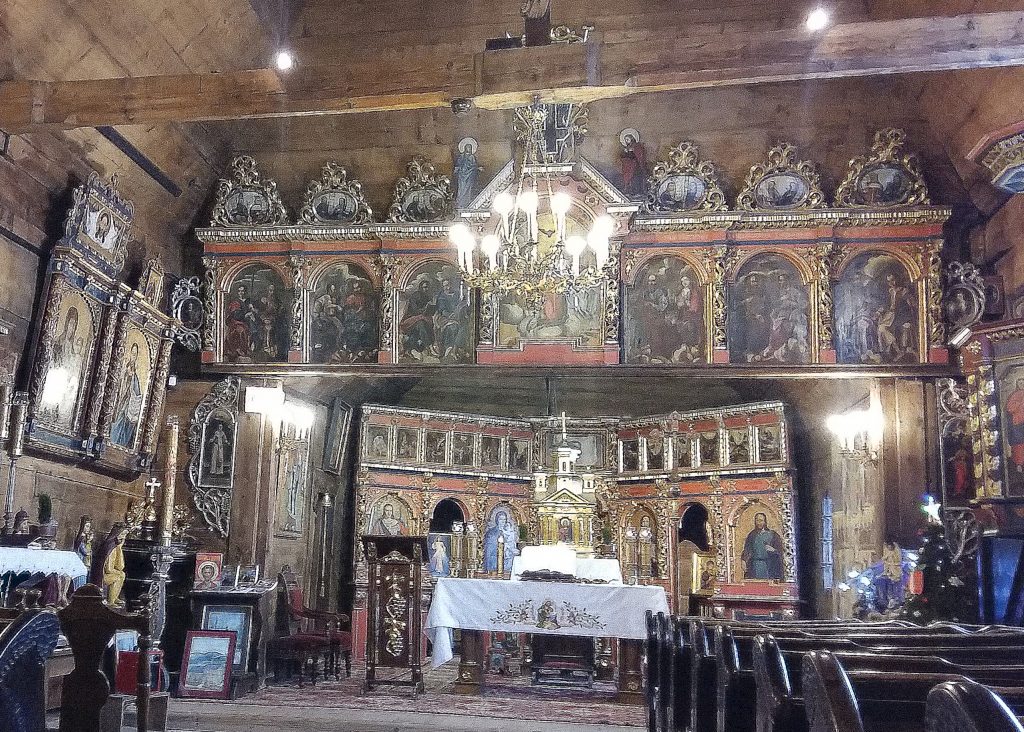 Powroźnik. Wnętrze cerkwi z ikonostasem.