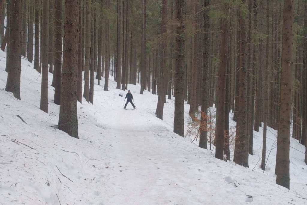 Zjazd z Gesiej Szyi na skiturach do Zazadni