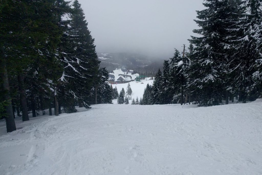 Wędrówka na Pilsko w zimie na nartach skiturowych.