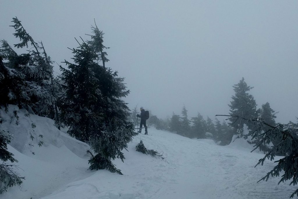 Wędrówka na Pilsko w zimie na nartach skiturowych.