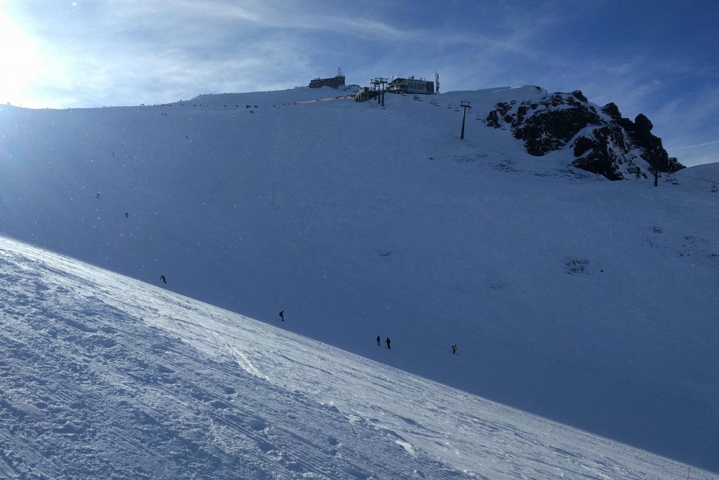 Kasprowy Wierch na skiturach. Widok na trasę zjazdową i górną stację kolejki