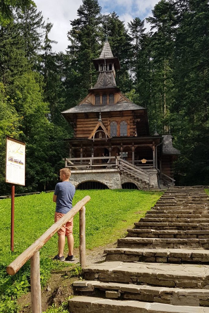 Kaplica w Jaszczurówce. Wybudowana w latach 1904-1907 wg projektu Stanisława Witkiewicza w stylu zakopiańskim.