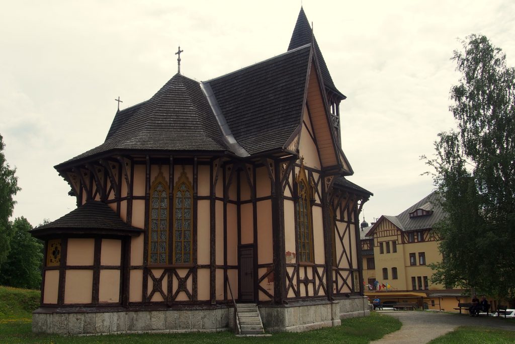 Neogotycki kościół w Starym Smokowcu, który powstał w 1888 roku. Mijamy go idąc z parkingu do kolejki.