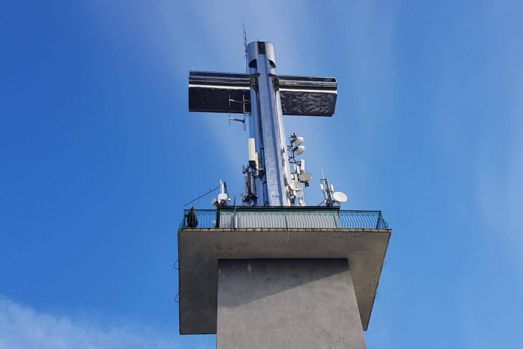 krzyż na szczycie wieży Liwocz