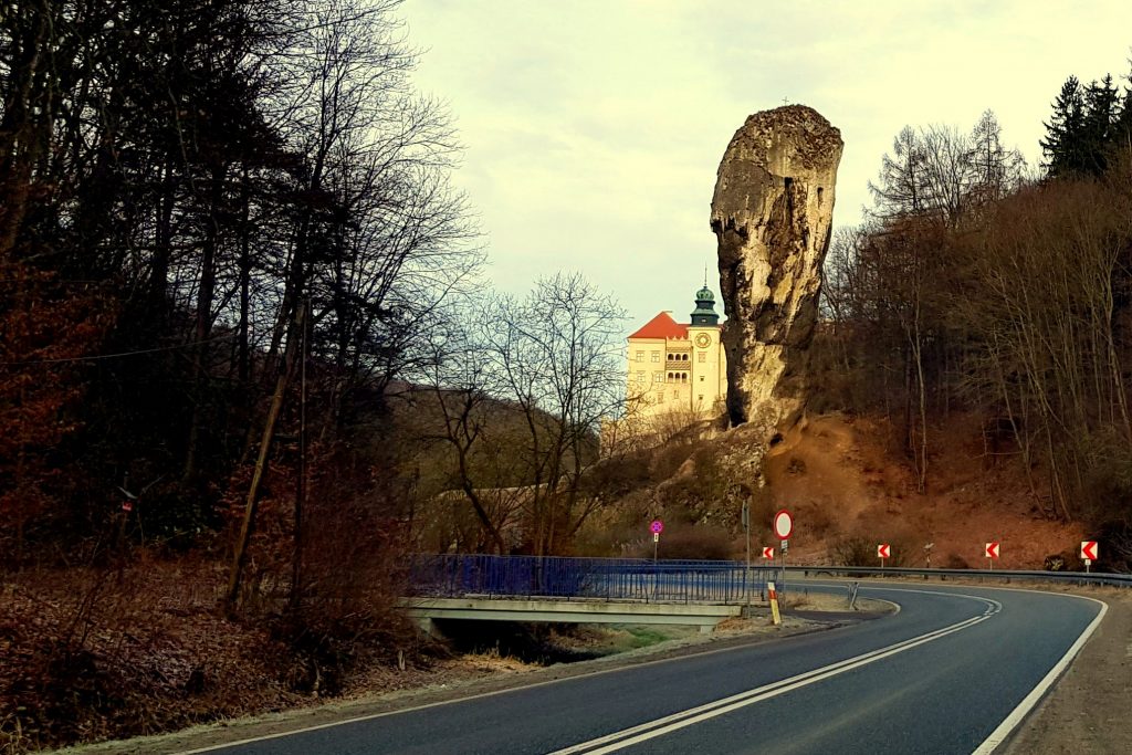 Zamek w Pieskowej Skale widziany spod Maczugi Herkulesa.