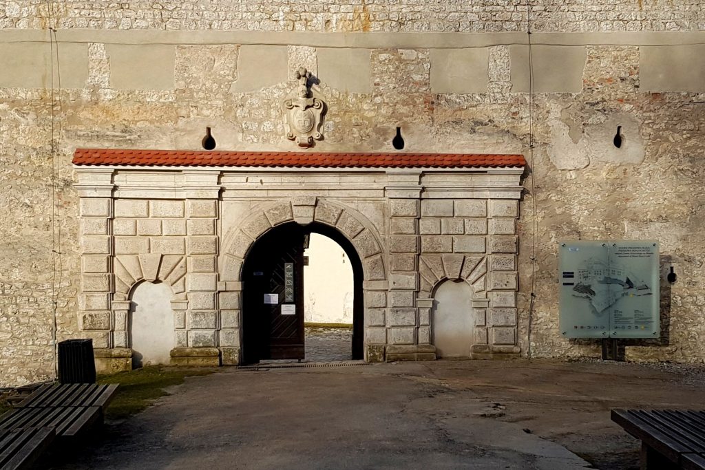 Wejście na dziedziniec zamku w Pieskowej Skale