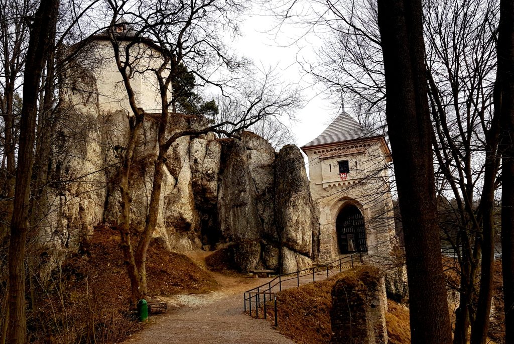 Tędy wchodzimy na teren ruin XIV-wiecznego zamku. Podania głoszą, że król Kazimierz Wielki nadał warowni nazwę "Ociec" - na cześć swojego ojca, Władysława Łokietka.