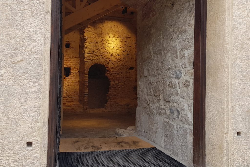 Wejście do wieży strażniczej zamku w Ojcowie.