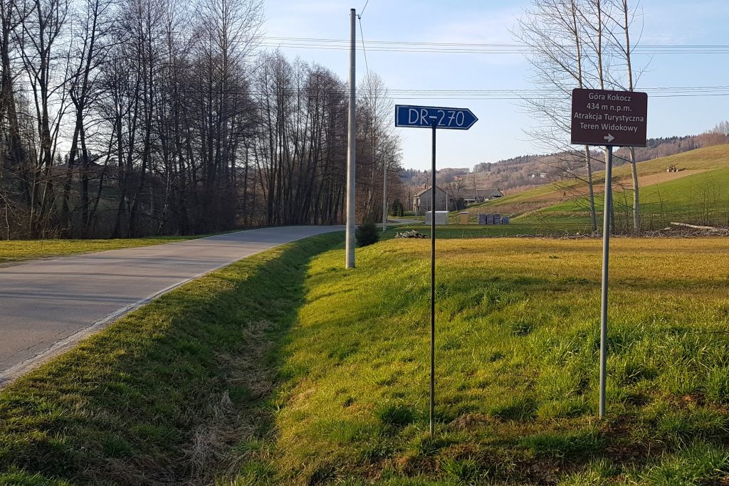 Wola Lubecka. Początek drogi na Kokocz.