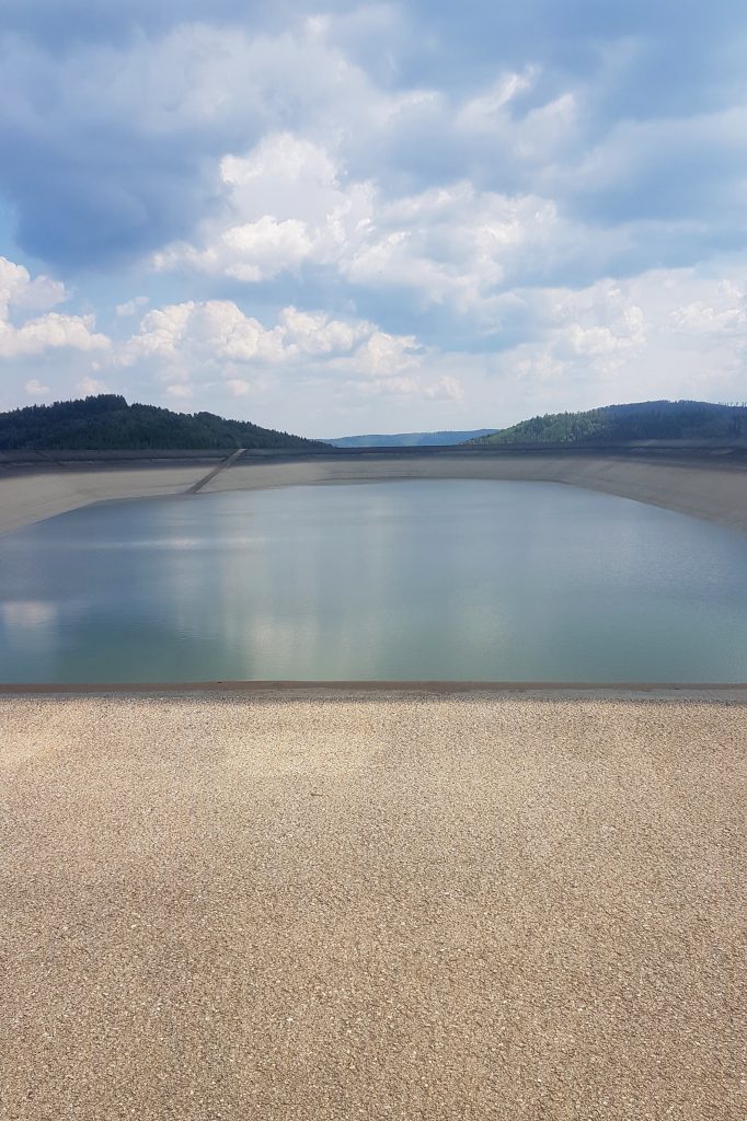 Zbiornik wodny na górze Żar widziany z góry.