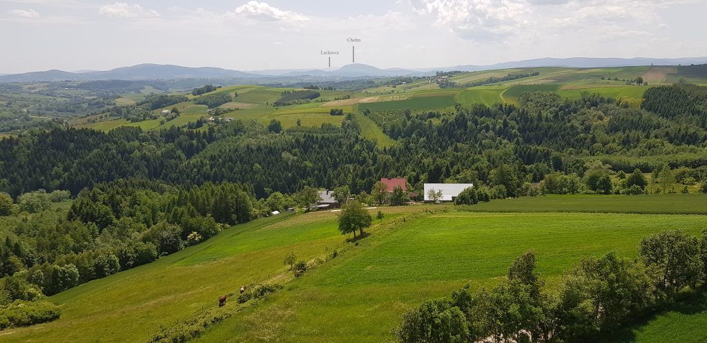 Widoki z wieży w Bruśniku- Beskid Niski z Chełmem i najwyższym szczytem Lackową