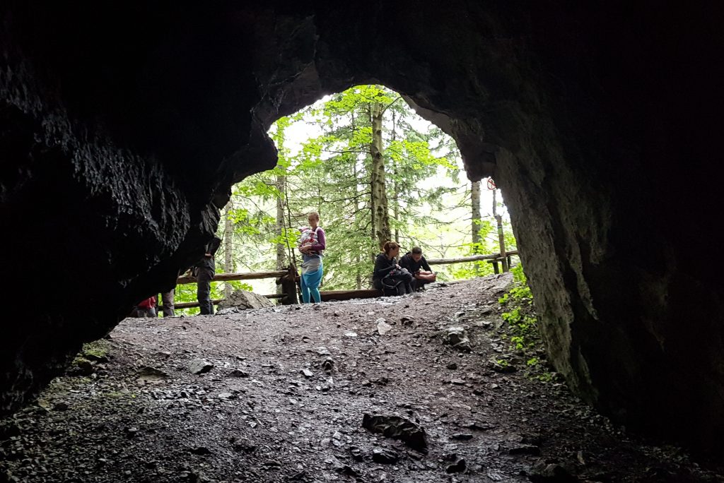 wejście do jaskini Dziury