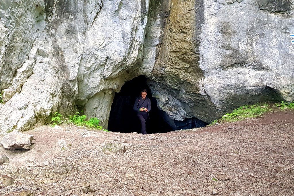wejście do Jaskini Dziury