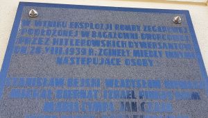 Tablica upamiętniająca wybuch bomby na dworcu kolejowym w Tarnowie