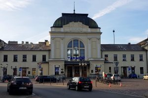 Dworzec PKP Tarnów- przy wejściu tablica pamiątkowa