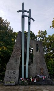 Pomnik ofiar wojny i faszyzmu, Tarnów - nawiązanie do bitwy pod Grunwaldem