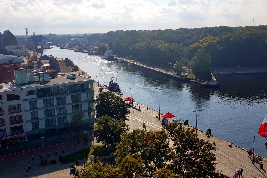 Widok kanał z latarni w Kołobrzegu