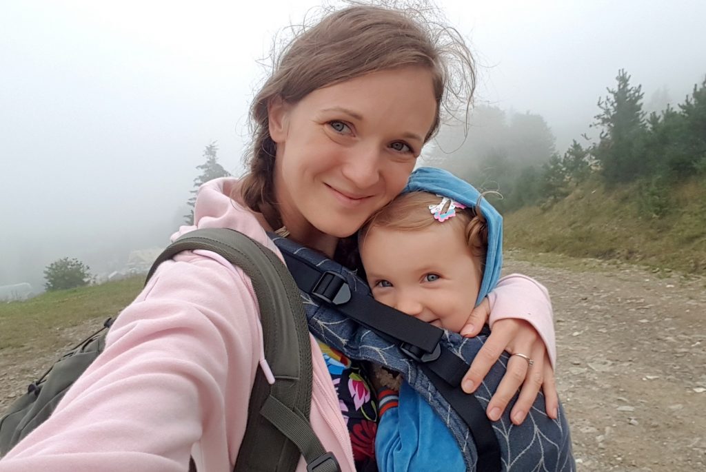Ścieżka w koronach drzew w Krynicy - we mgle i z dzieckiem w nosidle