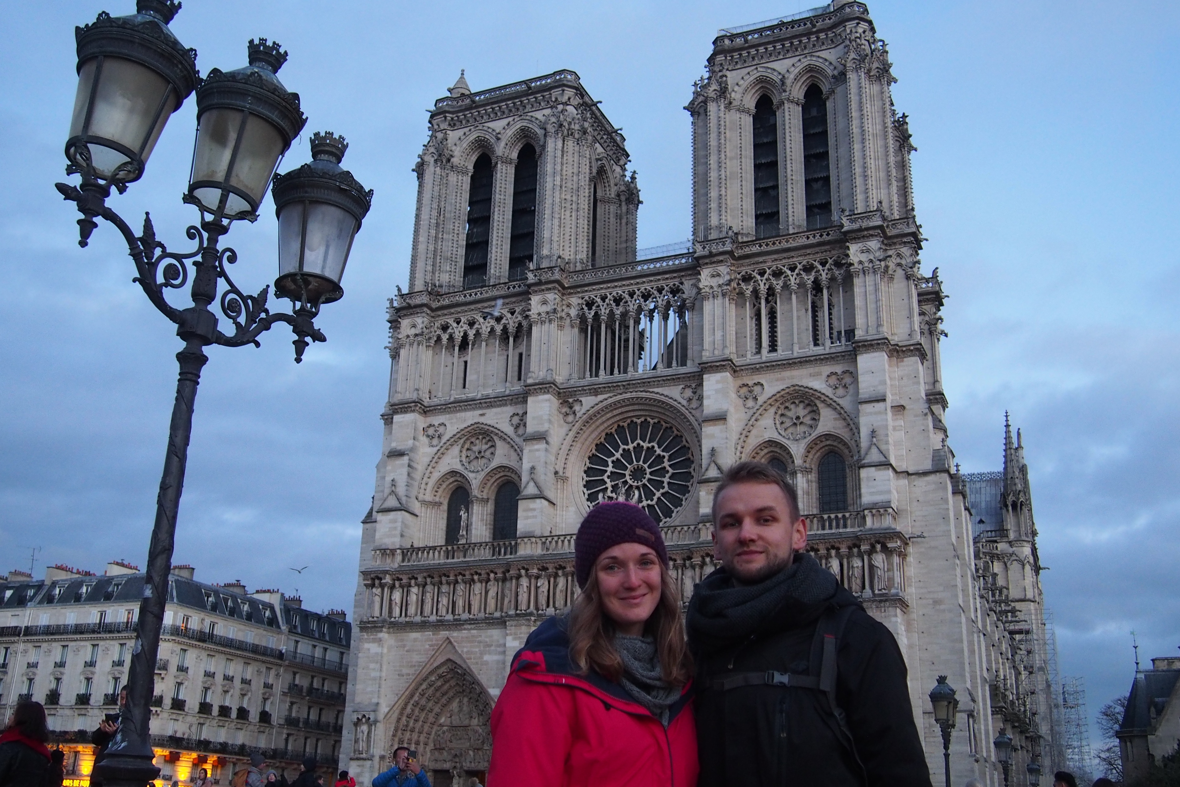 Na placu pod Katedrą Notre Dame w Paryżu