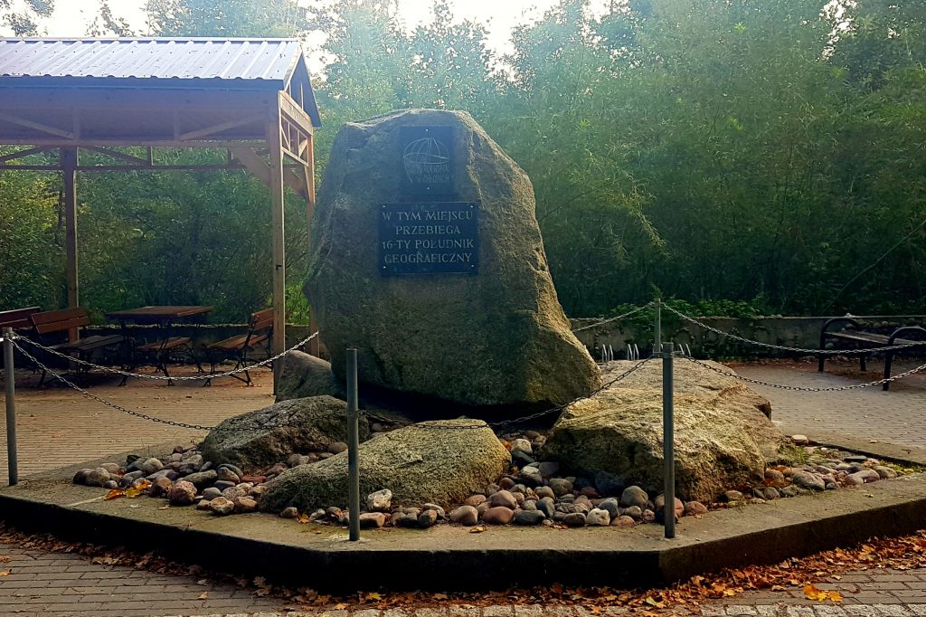 16 południk- obelisk w Chłopach